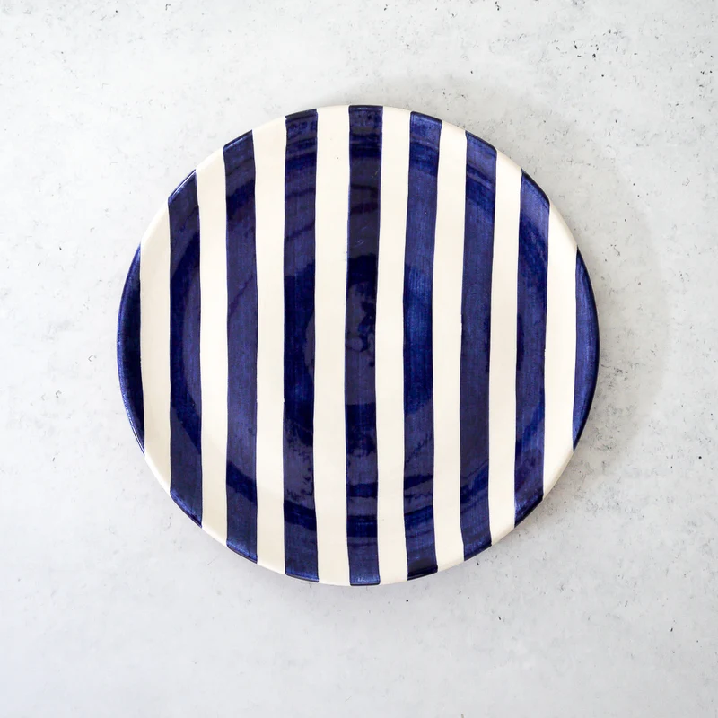 Assiette à fines rayures, Ø 23 cm - Livraison prévue mi-octobre