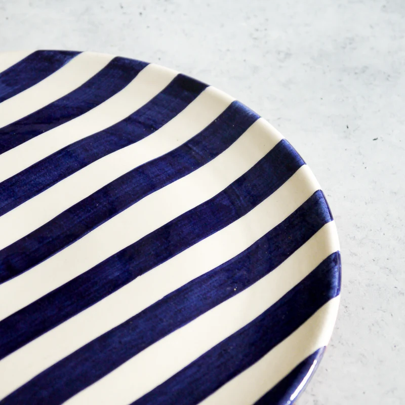 Assiette à fines rayures, Ø 23 cm - Livraison prévue mi-octobre