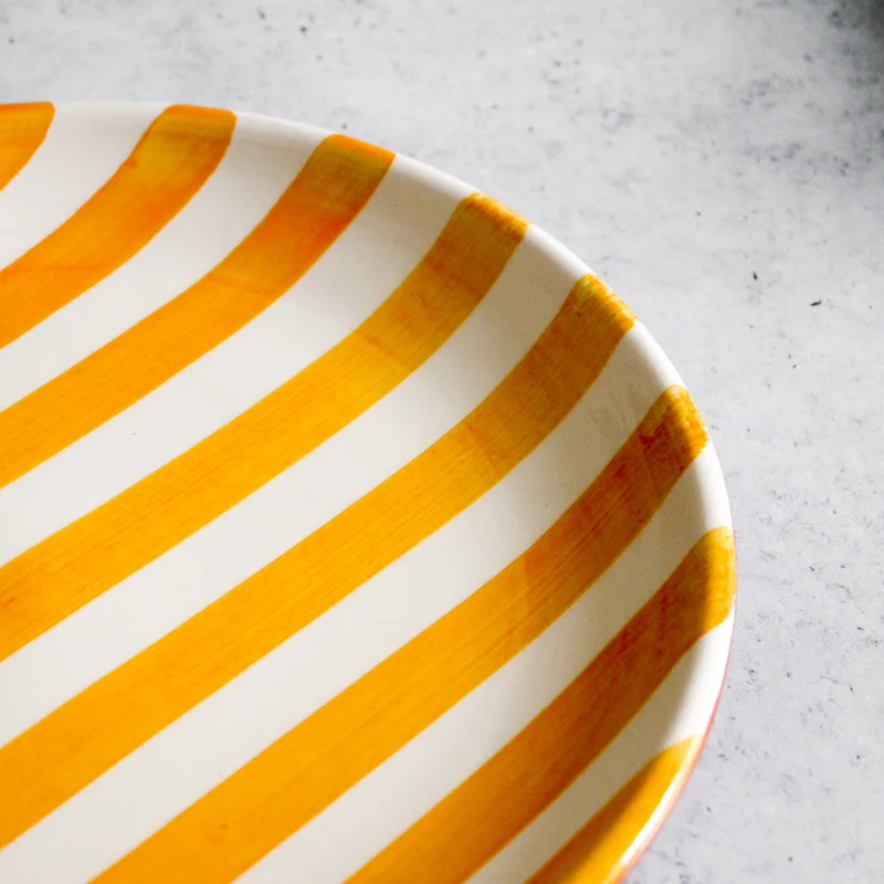 Assiette à fines rayures, Ø 23 cm - Livraison prévue mi-octobre