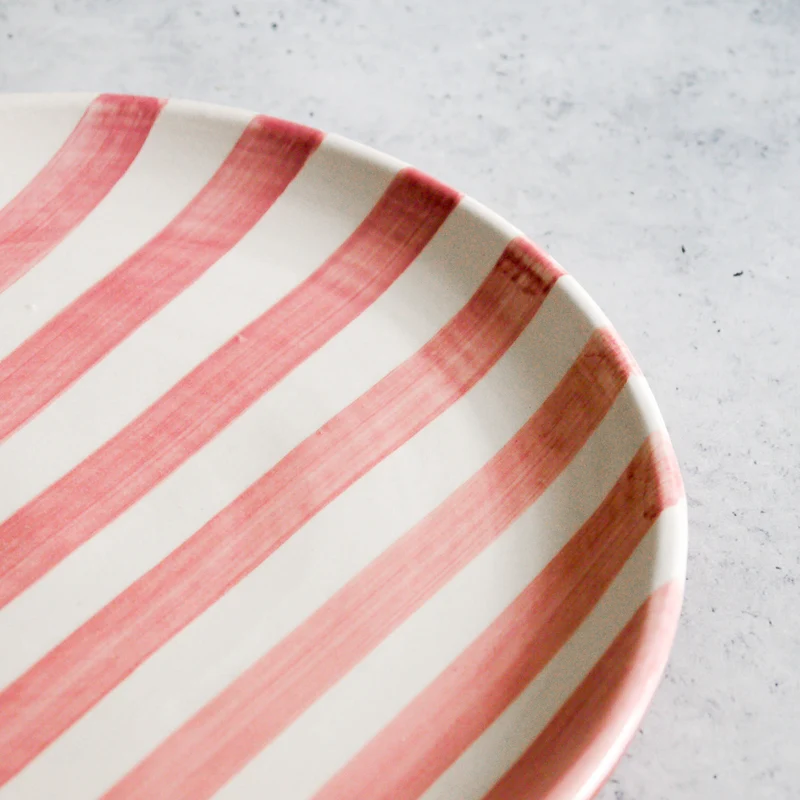 Assiette à fines rayures, Ø 23 cm - Livraison prévue mi-octobre