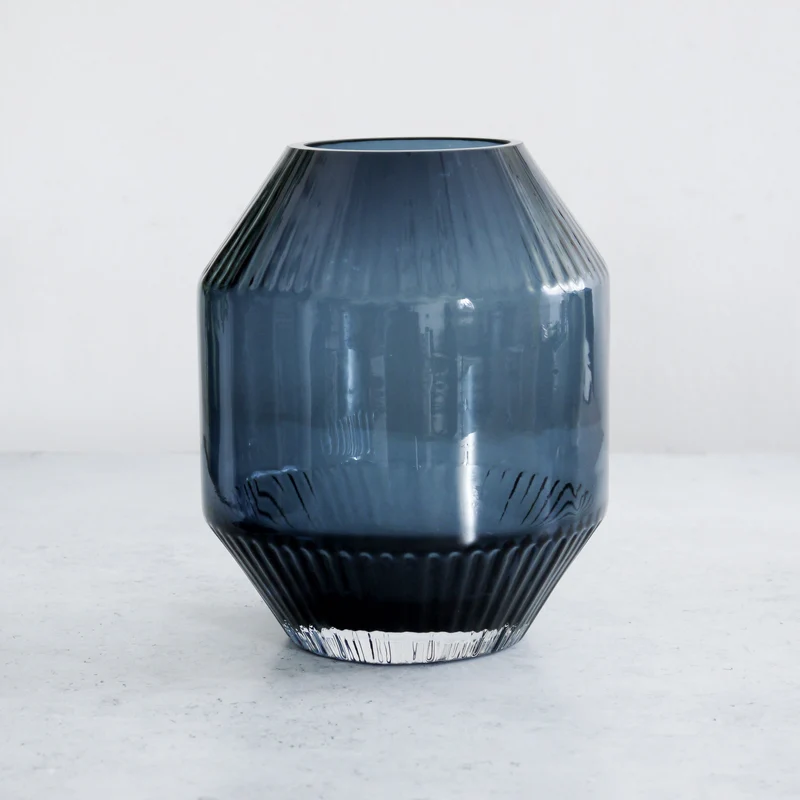 Petit vase en verre bleu