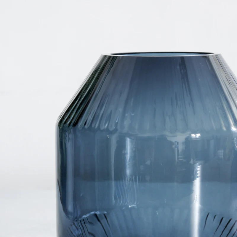 Petit vase en verre bleu