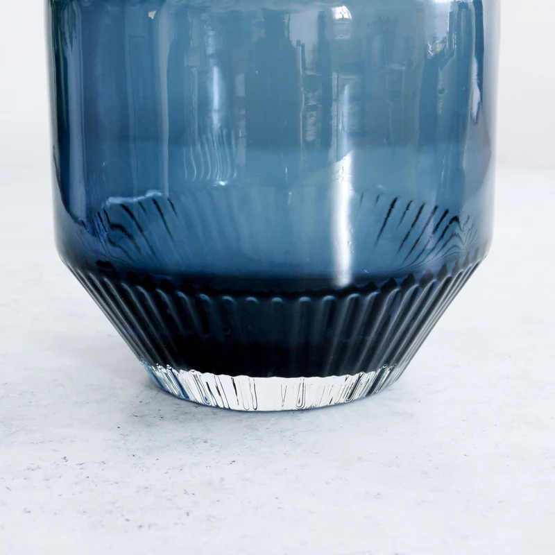 Petit vase en verre bleu
