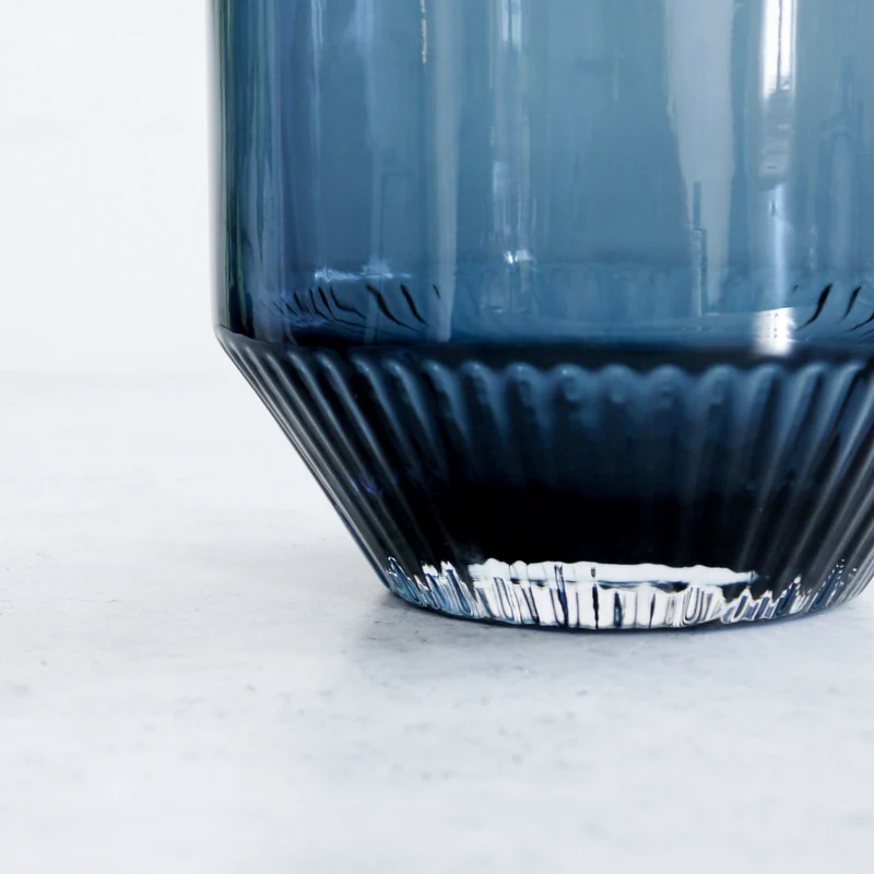 Petit vase en verre bleu