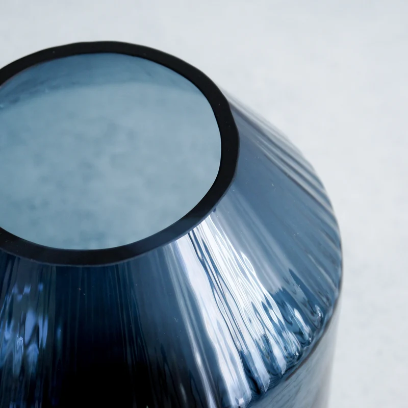 Petit vase en verre bleu