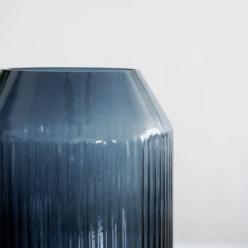 Grand vase en verre bleu