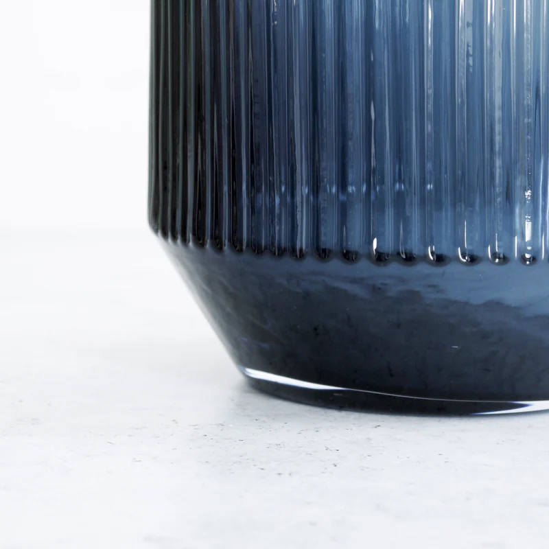 Grand vase en verre bleu