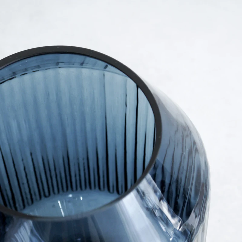 Grand vase en verre bleu