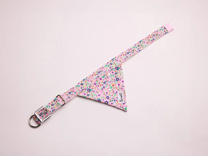 Bandana pour chien imprimé fleuri rose