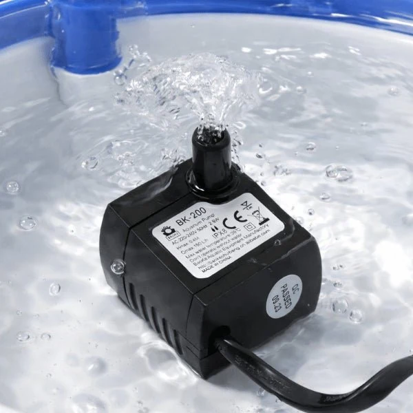 Pompe pour fontaine à eau chat - prise secteur