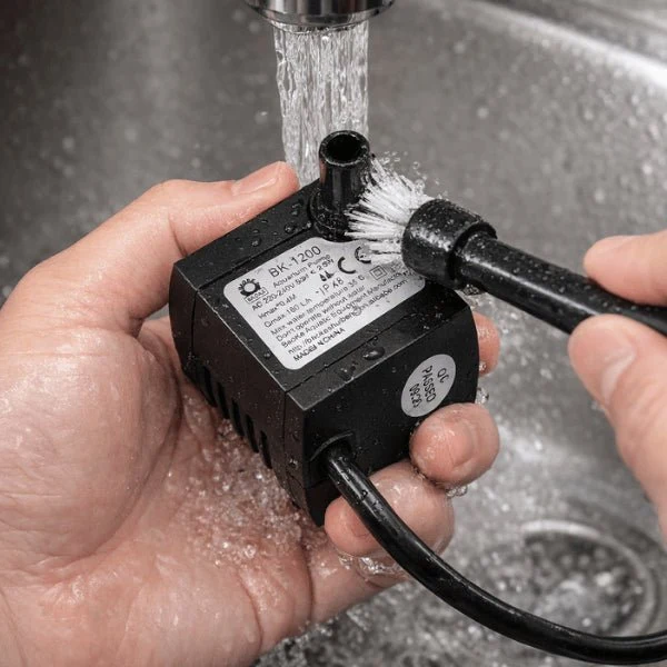 Pompe pour fontaine à eau chat - prise secteur