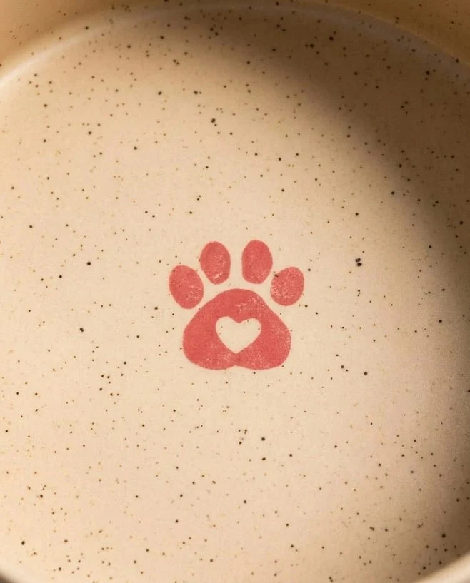 Gamelles pour chien en céramique artisanale Cozy Hearts (lot de 2) — Egg Back Home