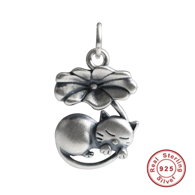 Pendentif chat sous une fleur de lotus