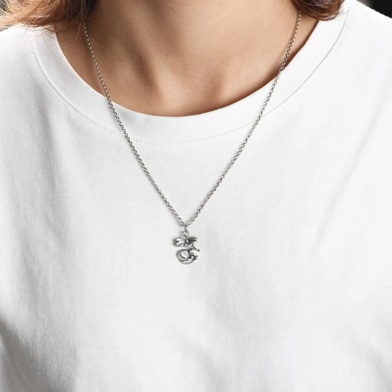 Pendentif chat sous une fleur de lotus