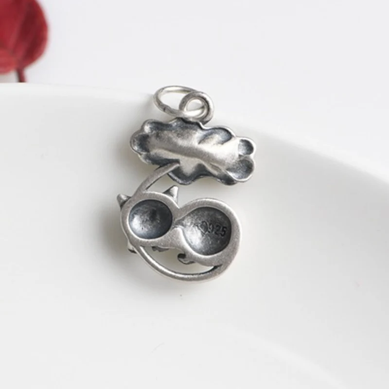 Pendentif chat sous une fleur de lotus