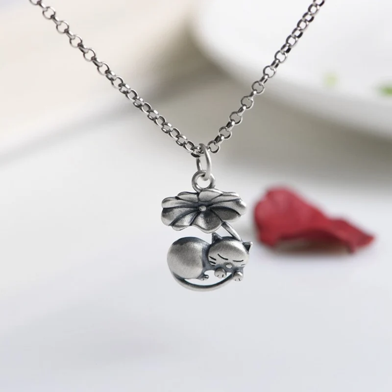 Pendentif chat sous une fleur de lotus
