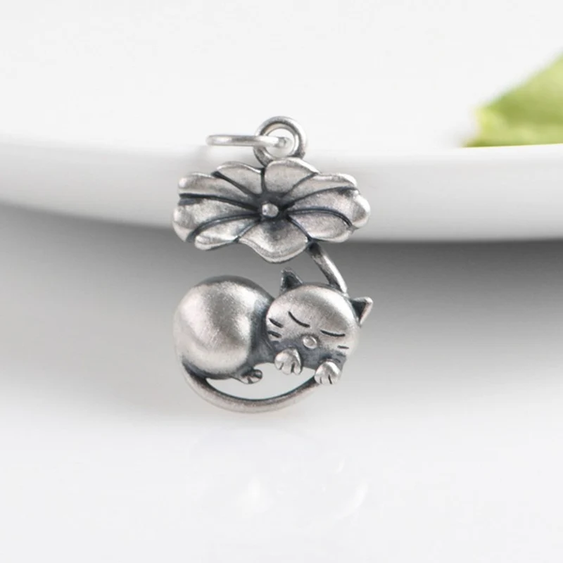 Pendentif chat sous une fleur de lotus