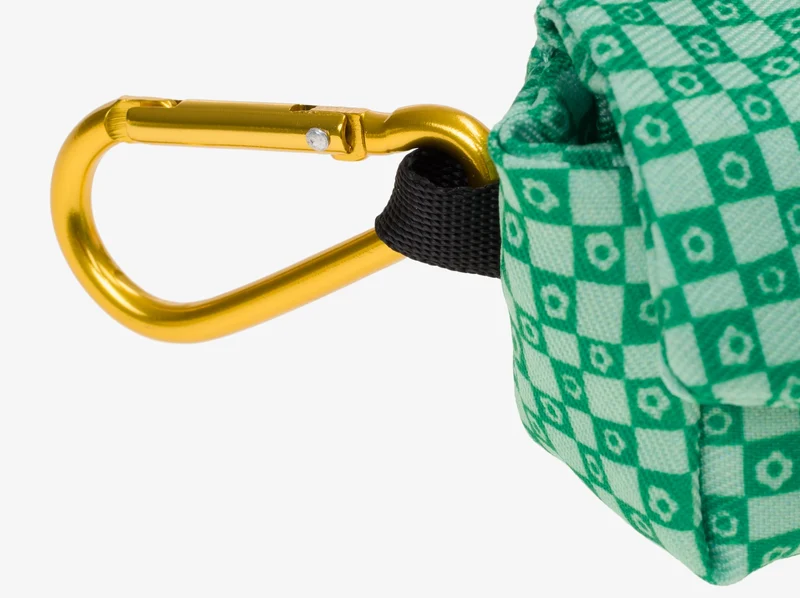 Pochette pour sacs à crottes imprimé à carreaux vert orné de fleurs.