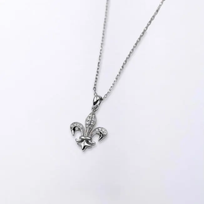 Collier Fleur de Lys dans sa boîte en velours bleu