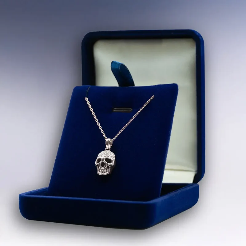 Collier Tête de Mort dans sa boîte en velours bleue