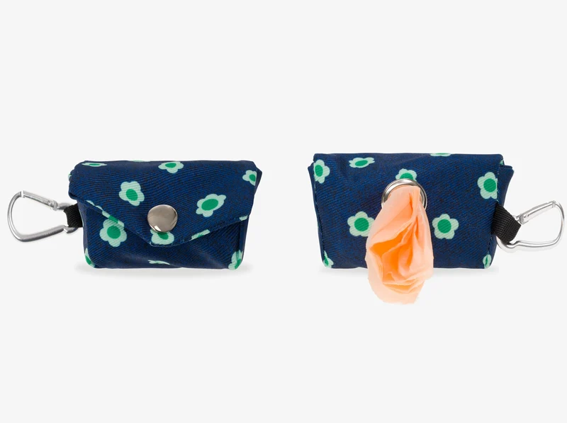 Pochette pour sacs à crottes denim bleu brut à fleurs.