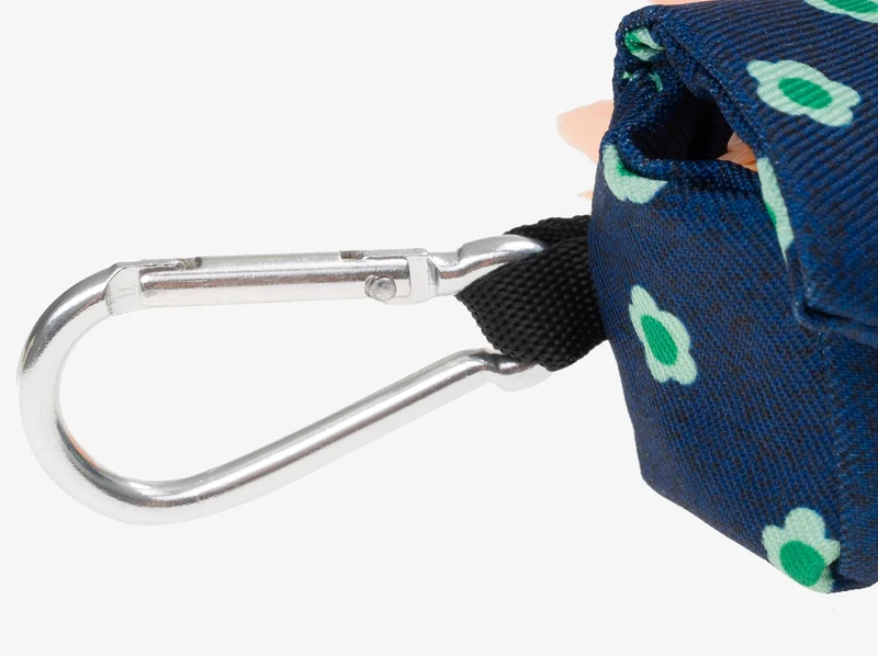 Pochette pour sacs à crottes denim bleu brut à fleurs.
