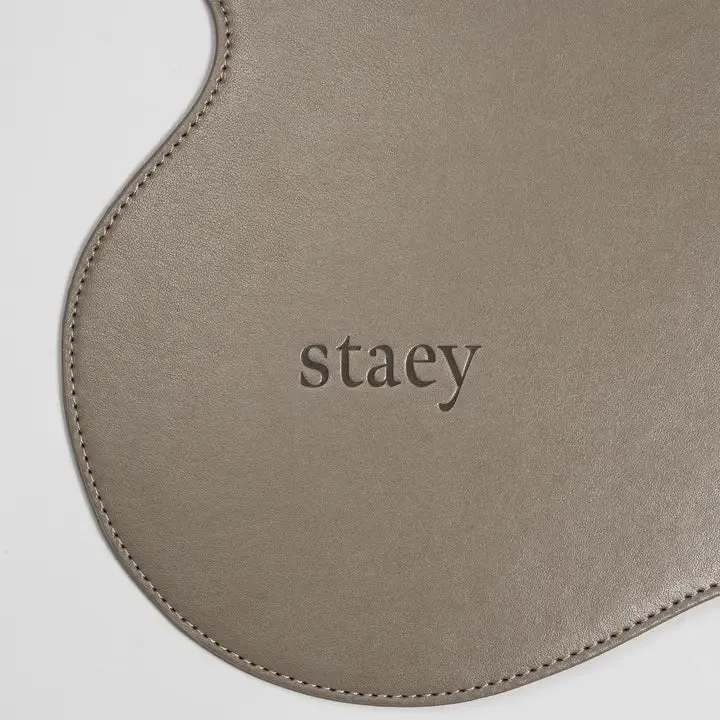 Tapis de gamelle pour chien design Alva Taupe Staey — Style & Propreté 🐾