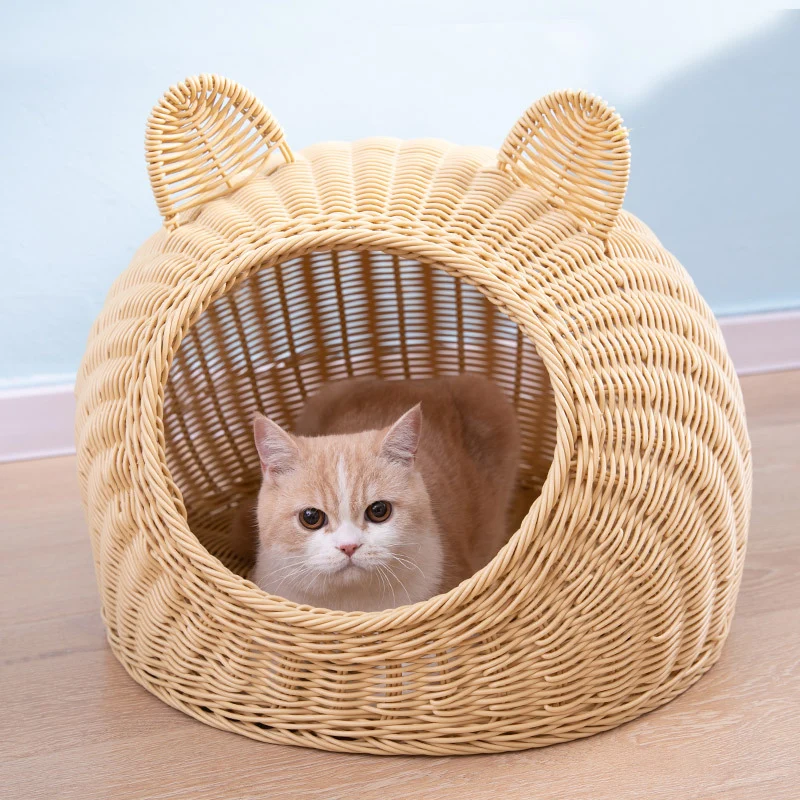 Panier en osier avec oreilles de chats