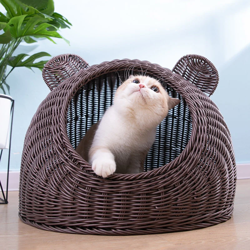 Panier en osier avec oreilles de chats