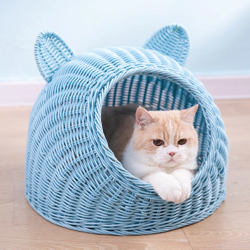 Panier en osier avec oreilles de chats