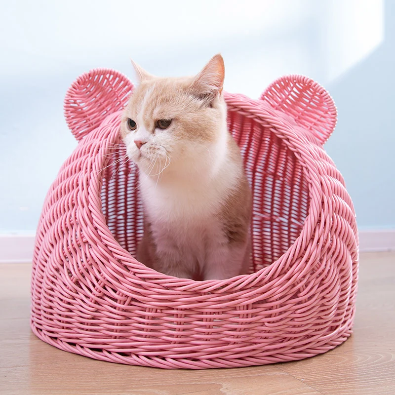Panier en osier avec oreilles de chats