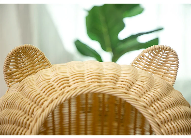 Panier en osier avec oreilles de chats
