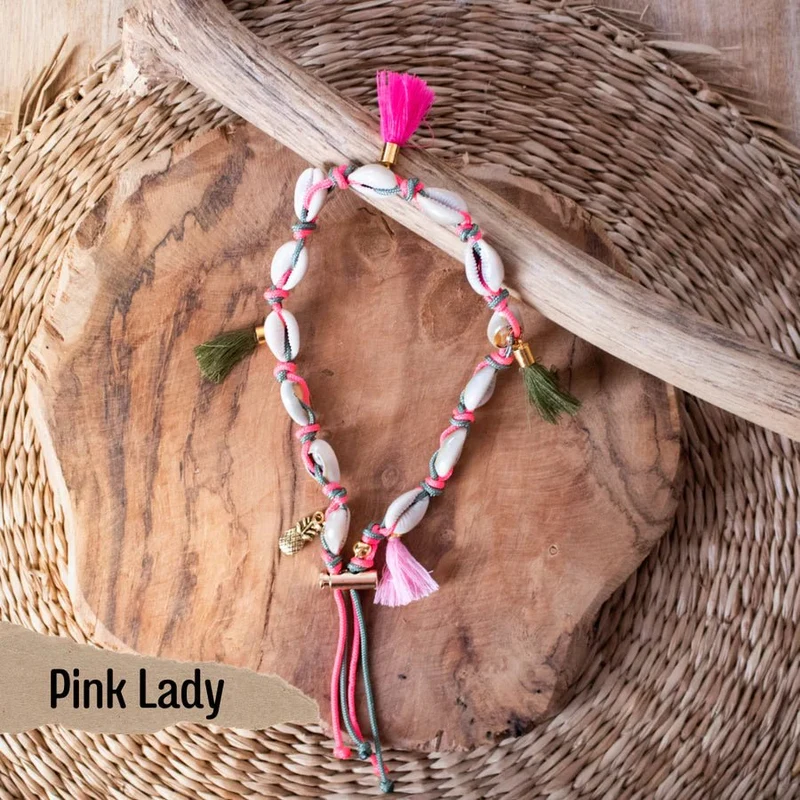 Collier EM chien porte médaille coquillages, bijou bohème (plusieurs coloris)