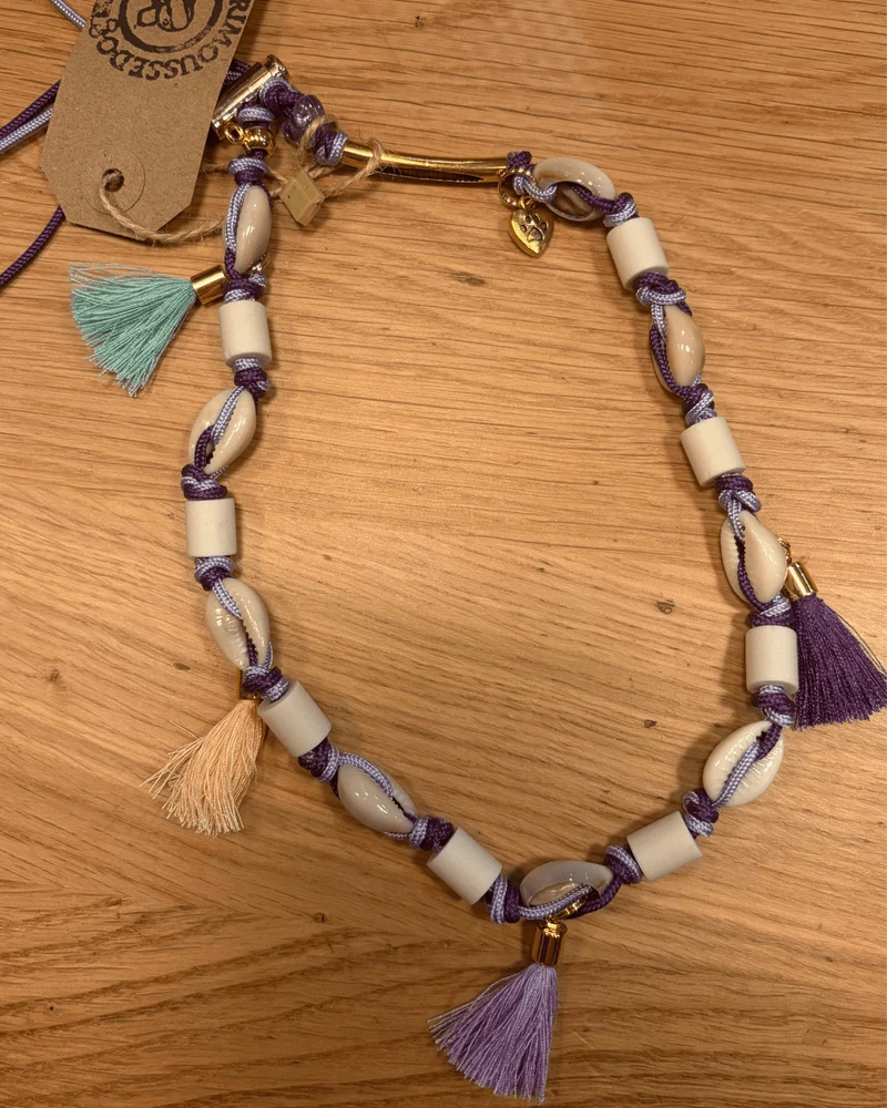 Collier EM chien porte médaille coquillages, bijou bohème (plusieurs coloris)