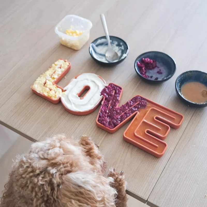 LOVE ❤️ – Le tapis à lécher design pour sublimer les repas