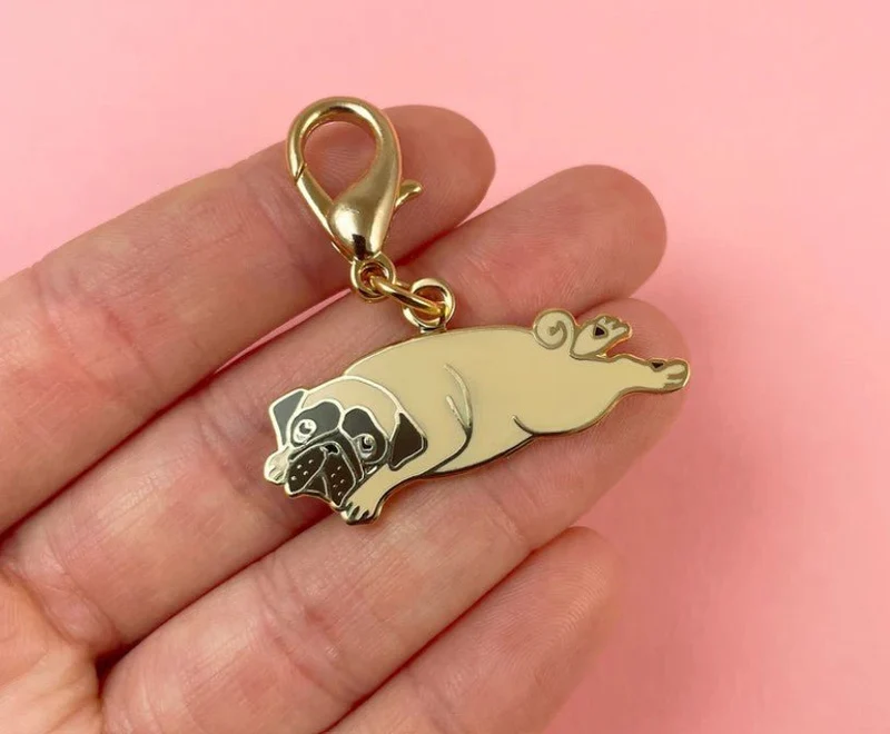 Porte-clé médaille chien Carlin – Fun & décalé