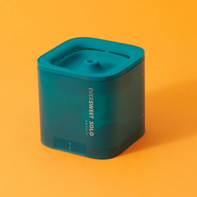 Fontaine au design coloré pour chat