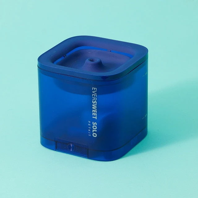 Fontaine au design coloré pour chat