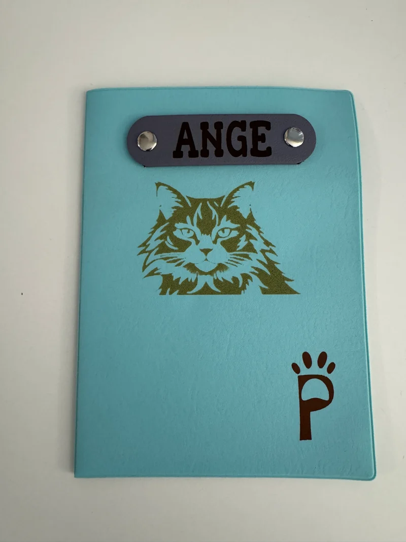 Protège carnet de santé personnalisé pour chien et chat - Gravure laser