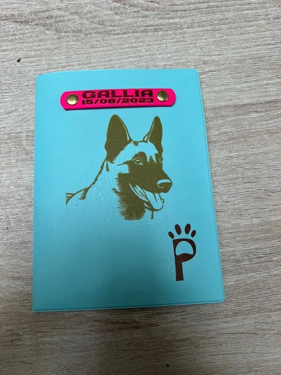 Protège carnet de santé personnalisé pour chien et chat - Gravure laser