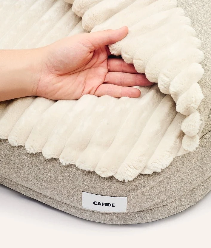 Lit pour chien à capuche en chenille beige, Maso