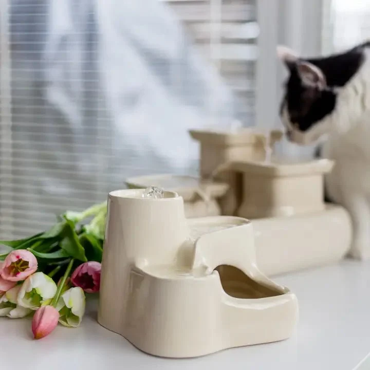 Fontaine en céramique pour chat – Élégance, silence et hydratation