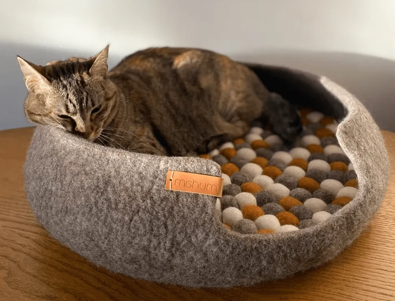 Lit pour chat et petit chien - Simona Brown en laine naturelle
