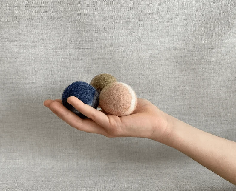 Ensemble de balles en feutre colorées