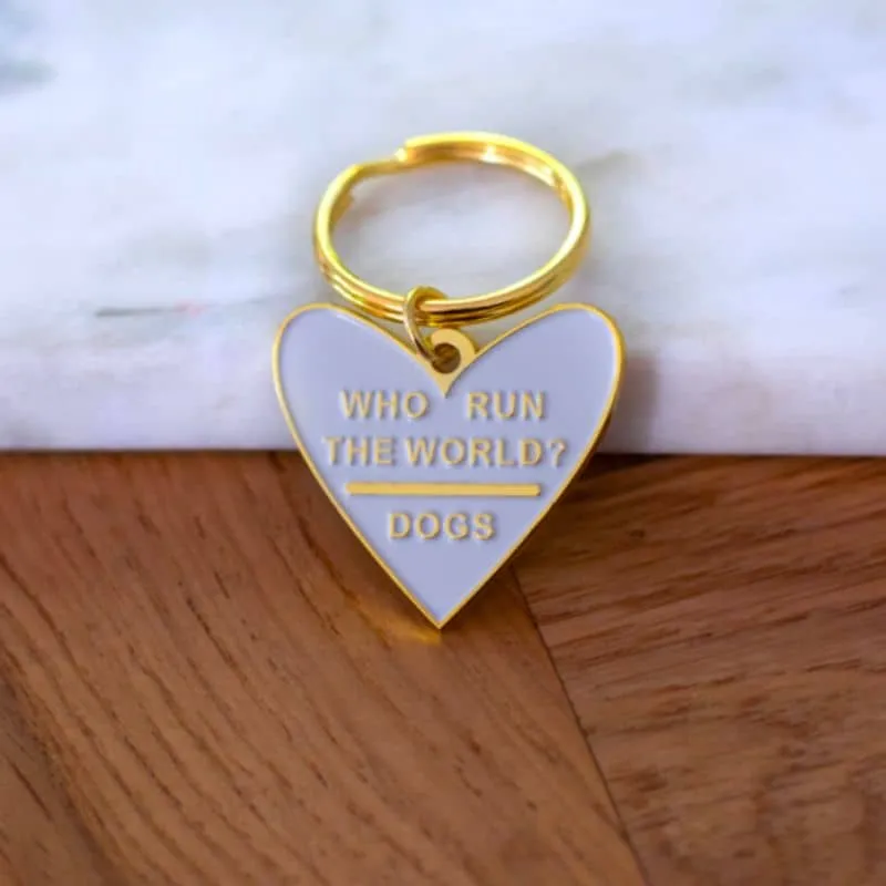 MÉDAILLE POUR CHIEN / PORTE-CLÉ - WHO RUN THE WORLD ? DOGS