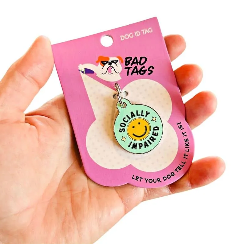 MÉDAILLE POUR CHIEN - SOCIALLY IMPAIRED (2 COULEURS DISPO)