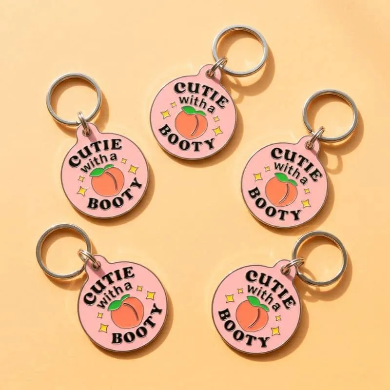 MÉDAILLE POUR CHIEN AVEC QR CODE AU DOS - CUTIE WITH A BOOTY 🍑
