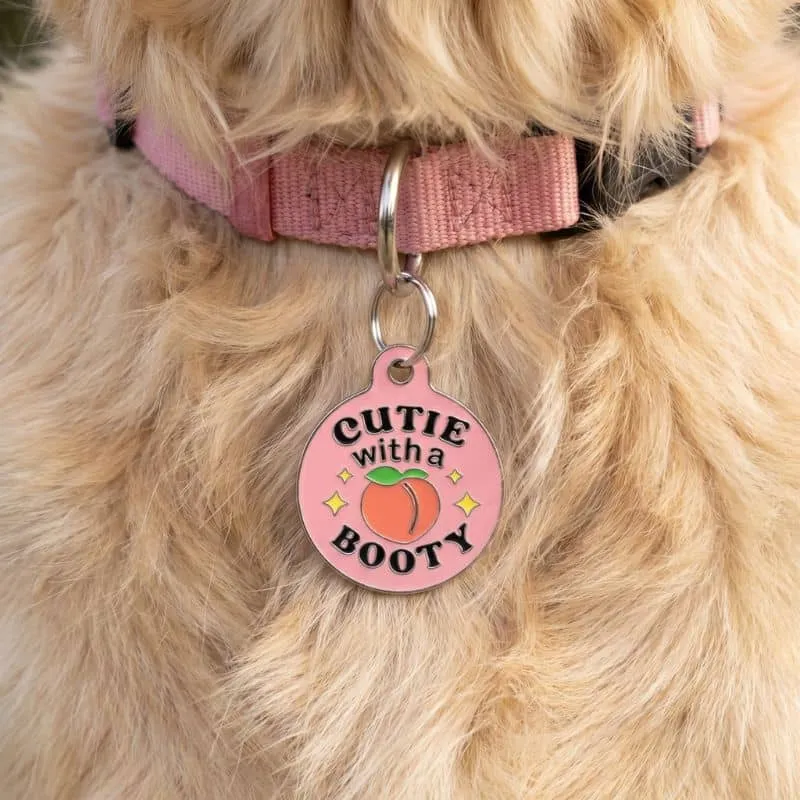 MÉDAILLE POUR CHIEN AVEC QR CODE AU DOS - CUTIE WITH A BOOTY 🍑