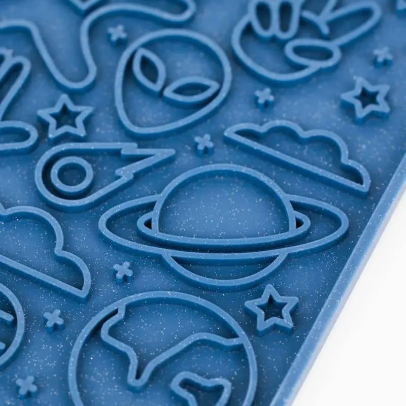 TAPIS DE LÉCHAGE ET D’OCCUPATION POUR CHIEN ET CHAT - OUT OF THIS WORLD SPACE