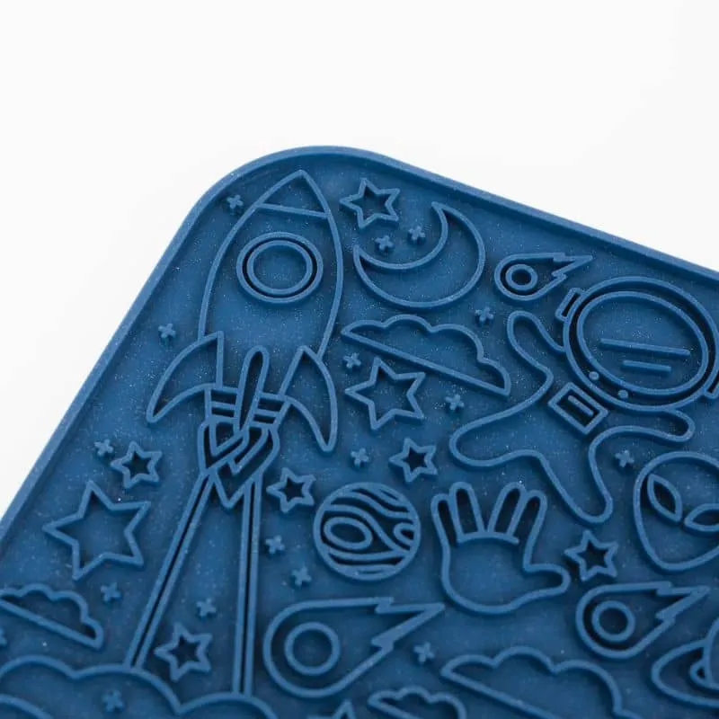 TAPIS DE LÉCHAGE ET D’OCCUPATION POUR CHIEN ET CHAT - OUT OF THIS WORLD SPACE